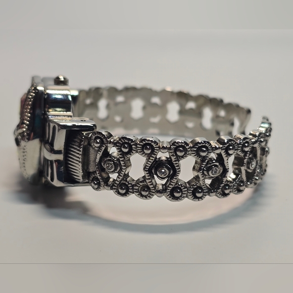 Elegant Silver Cat Face Women's Watch - Picture 6 of 6